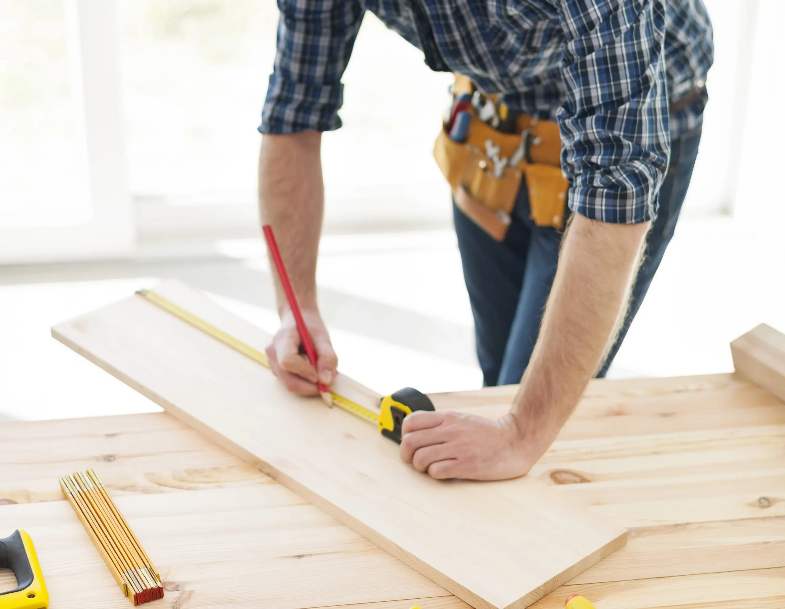 Manmeasuringwoodwithtapemeasure ROM Residential Property Management Los Angeles
